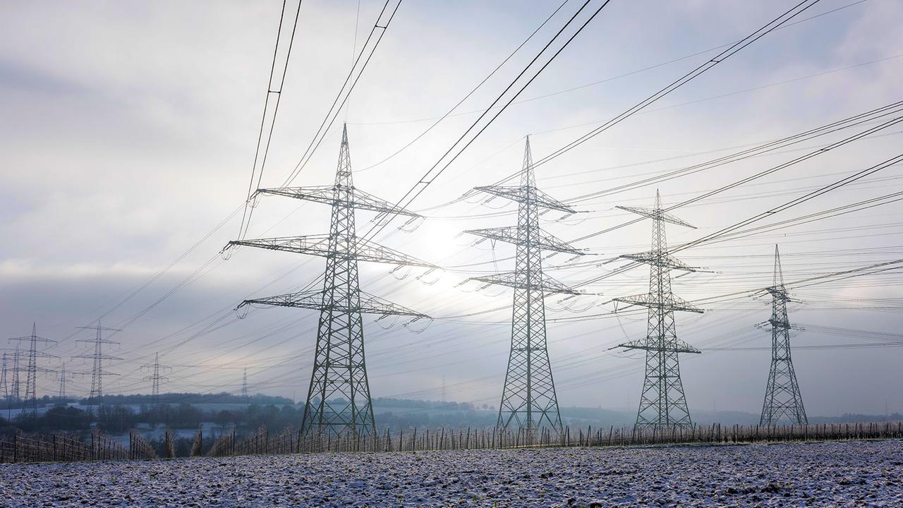 Finanzexperte warnt: Strompreise steigen auch 2024 weiter