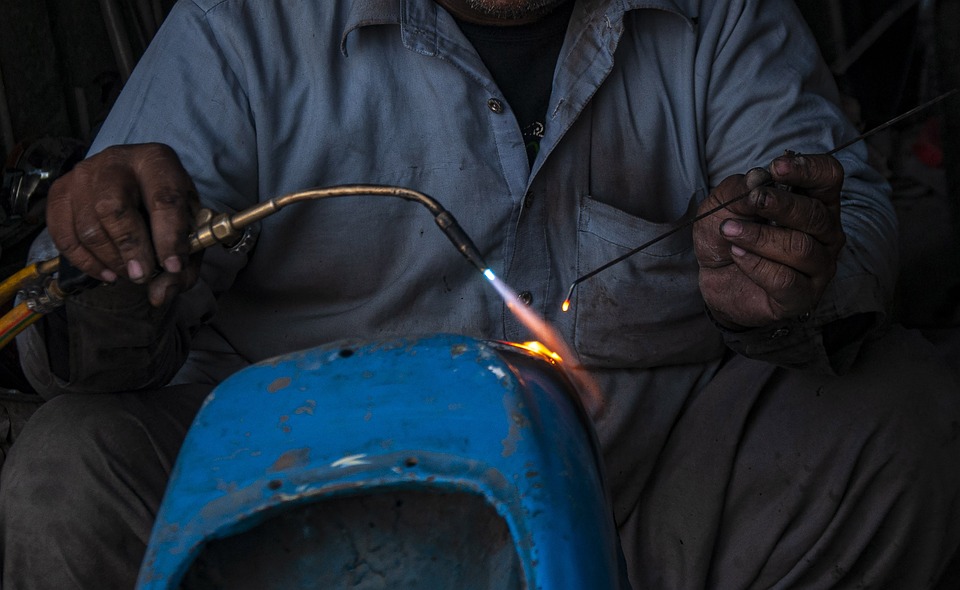 CO2-Preis für Sprit, Gas und Heizöl steigt 2024 auf 45 Euro pro Tonne – Auswirkungen auf Spritpreise.