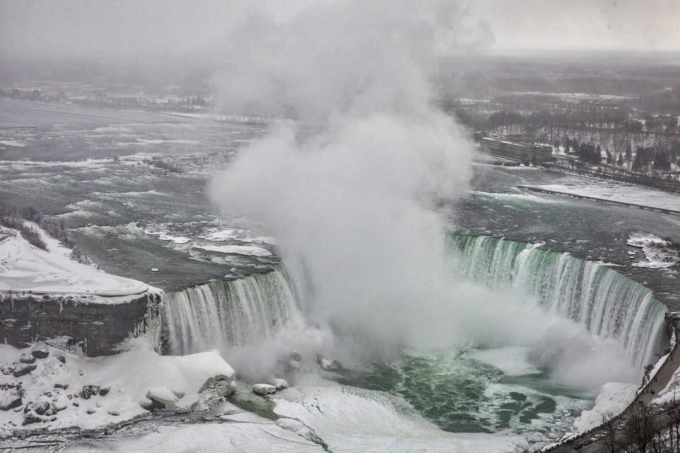 Worauf sollten E-Auto Besitzer bei der Versicherung achten? Tipps vom Finanzexperten