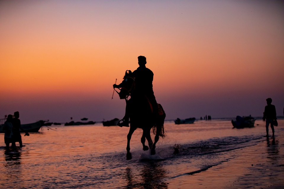 Finanzexperte warnt vor steigenden Strom- und Gaspreisen durch politische Entscheidungen und globale Ereignisse