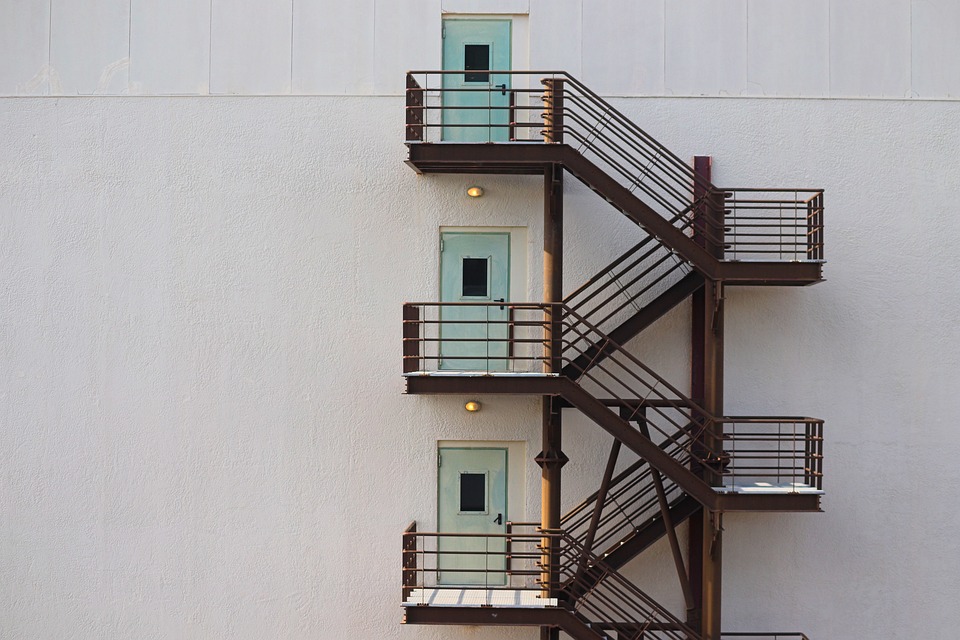 Brandschutz und Prämien: Warum die Holzindustrie vor Versicherungshürden steht