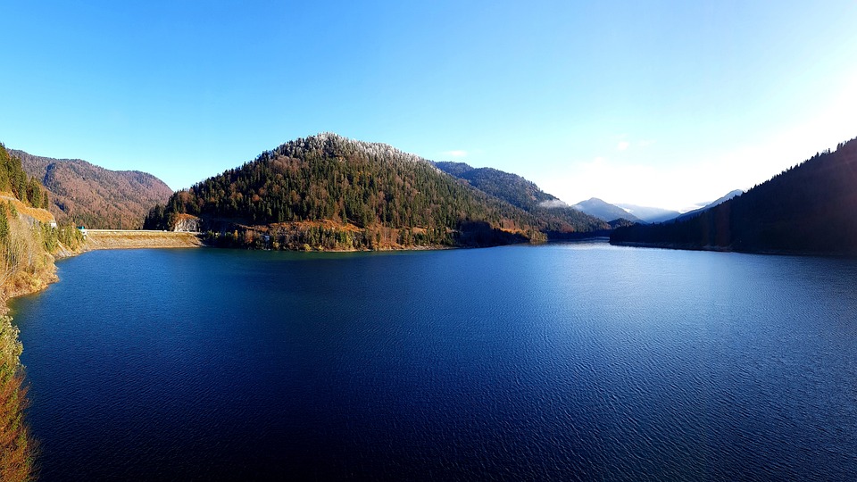 Hochwasserschutz und Versicherungsleistungen bei Überschwemmungen – Ein Finanzexperte gibt Antworten.