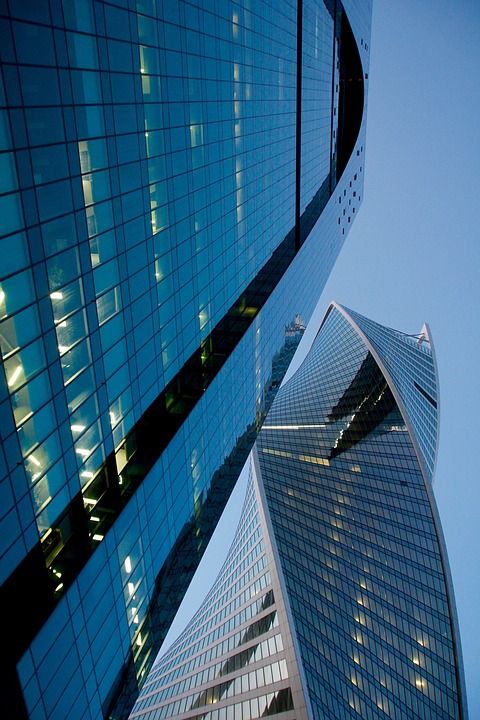 Neue Vorstandsstruktur bei Merkur Versicherung: Finanzexperte analysiert die Veränderungen