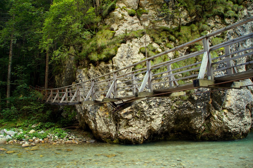 Gewerbeimmobilienmarkt 2023: Transaktionsvolumen eingebrochen und Preise gesunken – Experten rechnen mit Erholung.