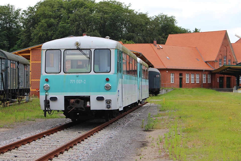 Finanzexperte kritisiert geplante Filialabbau der Postbank – Deutsche Bank sollte Kundenservice verbessern statt zu schwächen.
