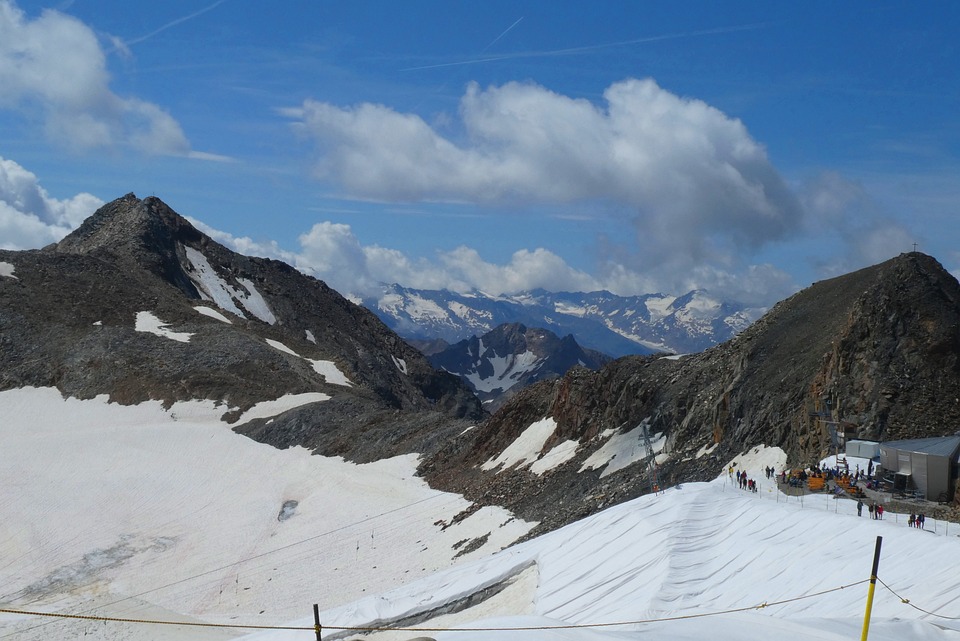 Corona-Impfstoff erreicht Mio. von Menschen weltweit