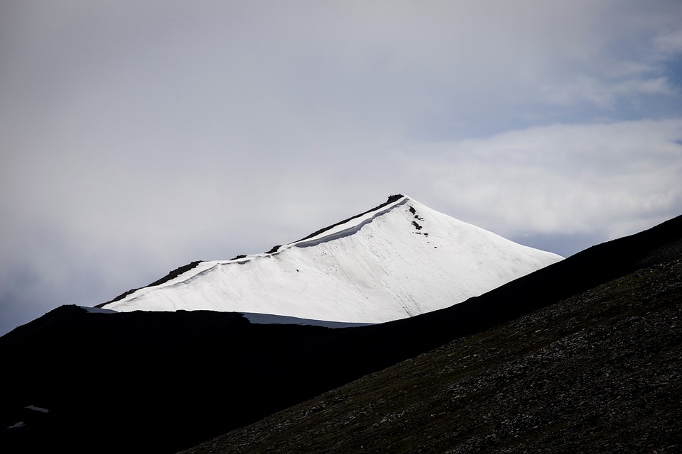 Schneefälle führen zu Verkehrschaos auf Autobahnen    – Unfälle und Staus sorgen für Behinderungen